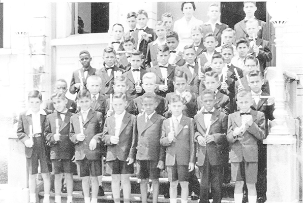 Em razão de um erro nosso, estamos repetindo a foto do último domingo, neste Arquivo, por ter saído com outra legenda. A foto, cedida pelo amigo Élison Fernandes, mostra alunos que concluíram o 4º ano primário da Escola “Coronel Francisco Martins”, no ano